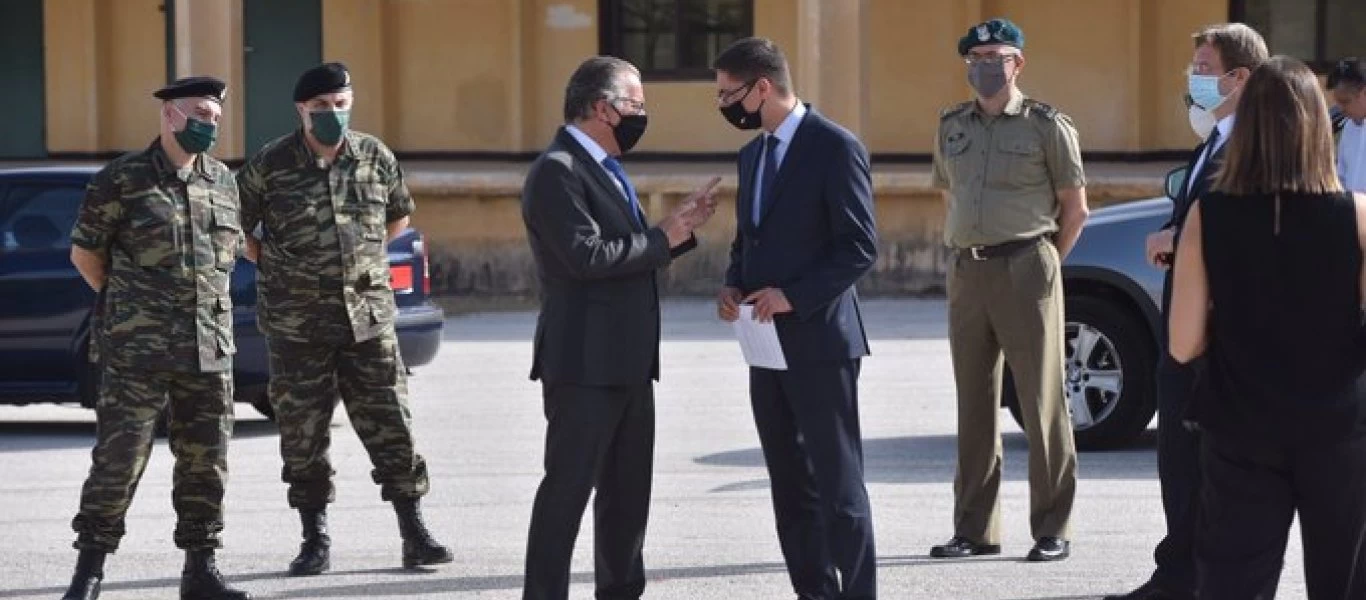 Έρχονται και άλλοι αλλοδαποί; Ο Γ.Κουμουτσάκος ευχαριστεί τον Πολωνό πρεσβευτή για την αποστολή οικίσκων